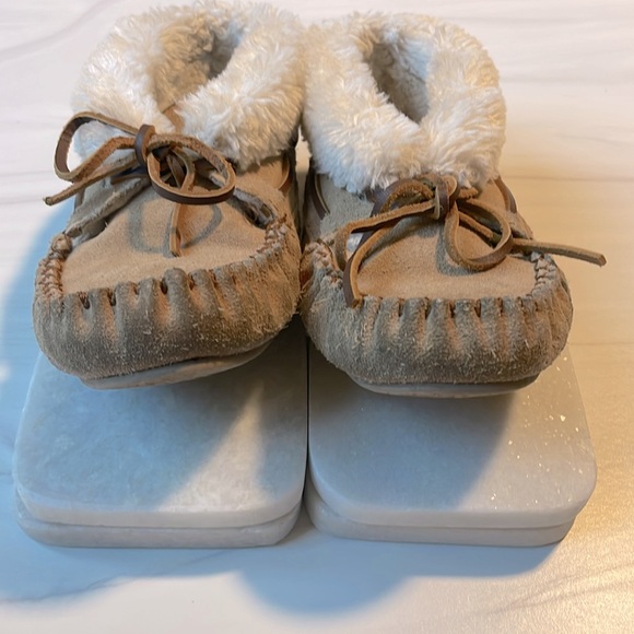 Minnetonka Charley Slippers Kids Size 2 - Picture 6 of 6